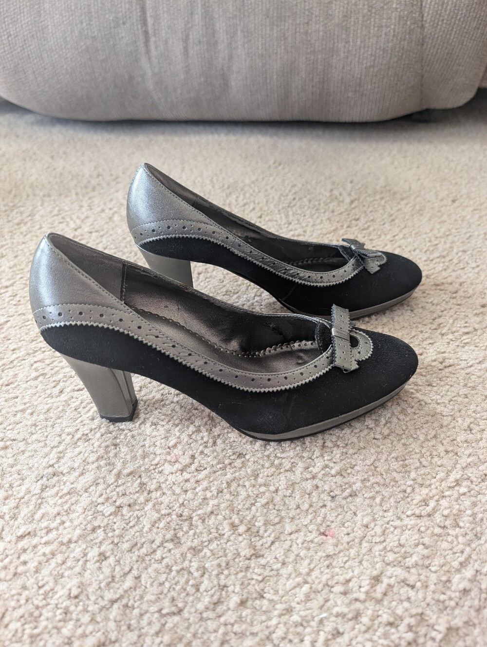 Bella Vita Black and Silver Bow-Trim Mid Heel Pumps